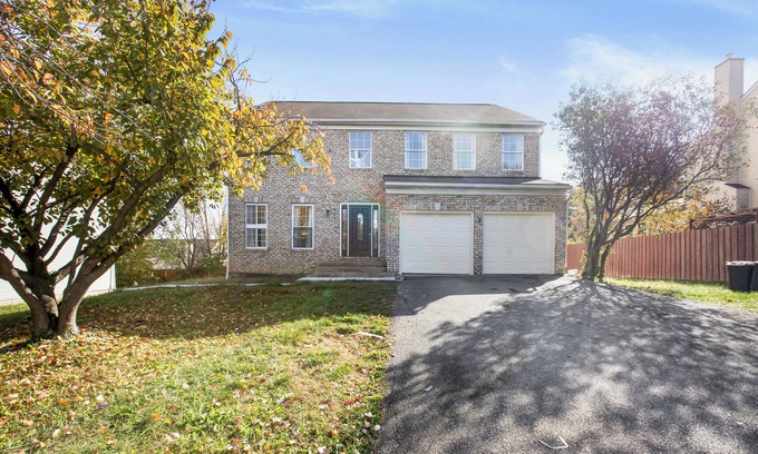 Adelphi Casa | Spacious 7-bedroom house with WiFi, AC, and Streaming Services in Silver Spring