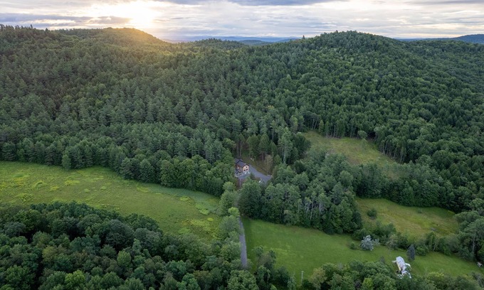 Grafton Cabina | Spacious 7-bedroom cabin in charming Grafton with fitness room, sauna & hot tub