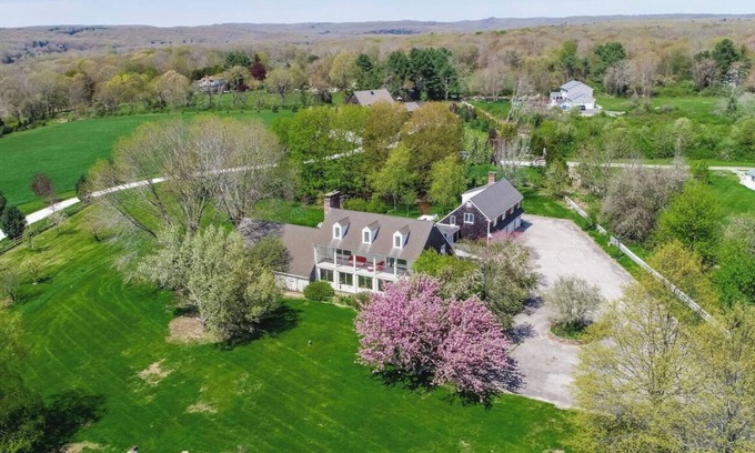 Stonington Casa | Spacious 7-bedroom house Stonington with amazing views.