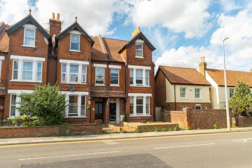Stuppington Casa | Spacious 7 Bedroom Home with Parking, Perfect for Contractors & Families