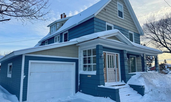 Laurium Casa | Spacious 7-bedroom house with WiFi, Garage, Sauna, and AC in amazing Calumet
