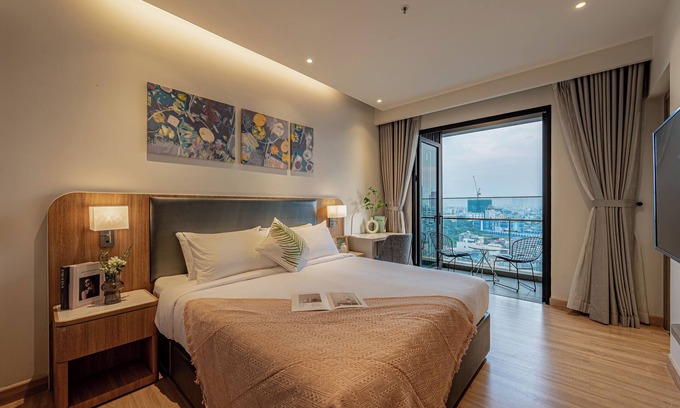 Phuong 1 Apartamento | Spacious 7-bedroom Apartment in Dist 1, Central Location, Pool & Gym, Zenity