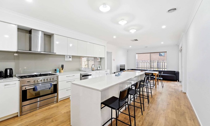 Clyde North Casa | Spacious 7BR Home in Clyde - Ideal for Groups
