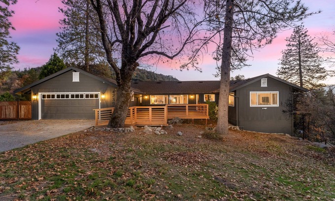 Yosemite Forks Casa | Spacious 7BR Yosemite Retreat - Hot Tub/Pet-Friendly