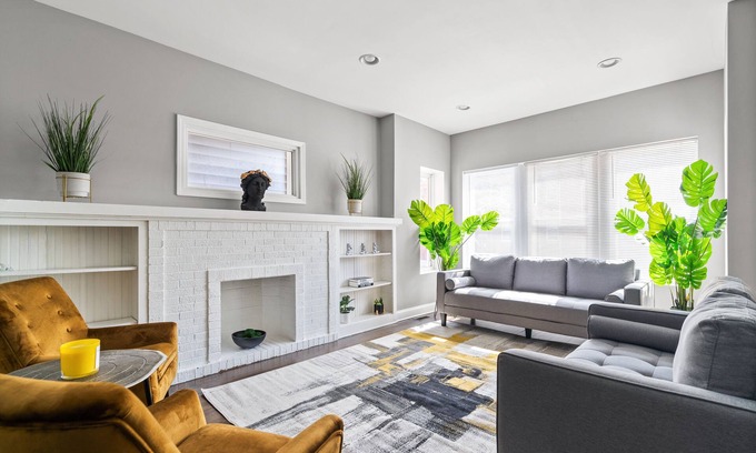Avondale Casa | Spacious 8 BDRM + 2 Kitchens + Garage! Sleeps 16!