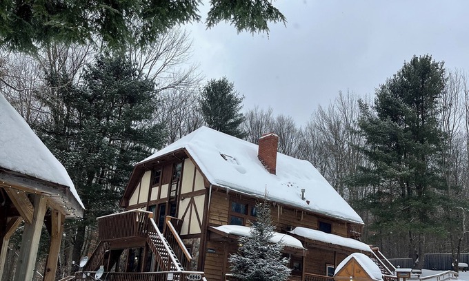 Great Valley Chalet De Esquí | Spacious 8 Bdrm Chalet set up for entertaining!