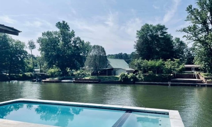Mid America Casa | Spacious 8-bedroom house on beautiful Lake Hamilton w pool & theater room