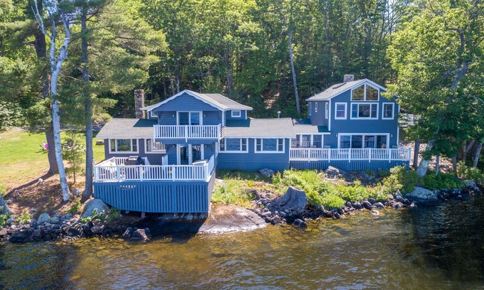 Naples Casa | Spacious 8-Bedroom, 4 bathroom Lakefront Home on Long Lake with sandy beach!