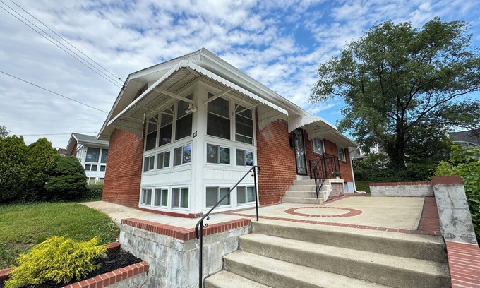 Seminary Hill Casa | Spacious 8-Bedroom Entire House in Alexandria