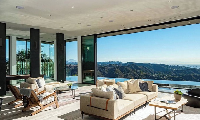 Bel Air Casa | Spacious 8-bedroom house in awesome Los Angeles with WiFi, AC, fitness room
