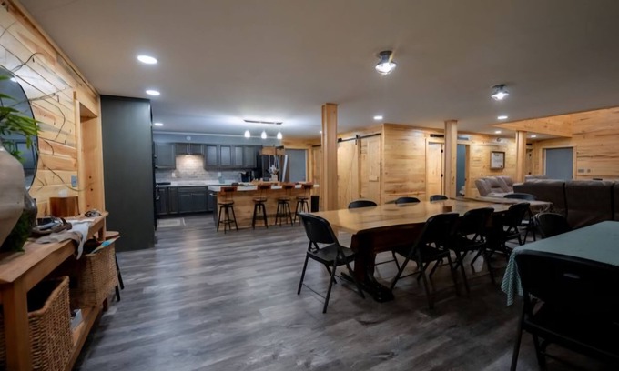 Dale Casa | Spacious 8-bedroom barndo near Norris City and Mcleansboro Il. Sleeps up to 14
