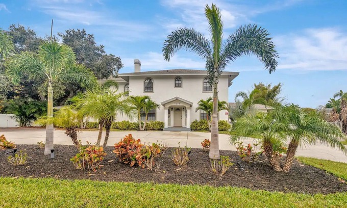 Palm Harbor Casa | Spacious 8-Bedroom Mansion Just 10 Minutes from Honeymoon Island Beach