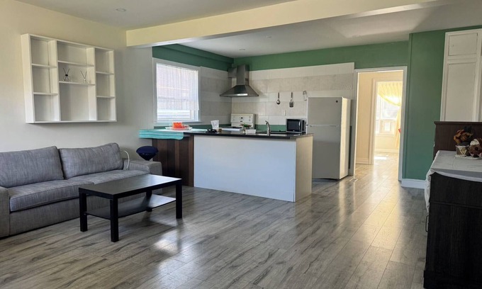 Newtonbrook Casa | Spacious 8-Person Entire House Near Finch Subway Station for Families Groups