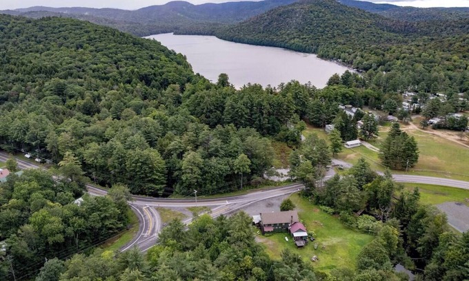Caroga Lake Casa | Spacious Adirondack Lodge - 8BR, 6 Bath, Sleeps 16+ - Your Caroga Lake Retreat!