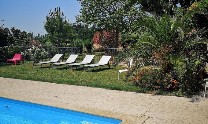 Caderousse Casa | espaciosa casa rural con aire acondicionado cerca de NARANJA con piscina, jacuzzi y jardín maduro