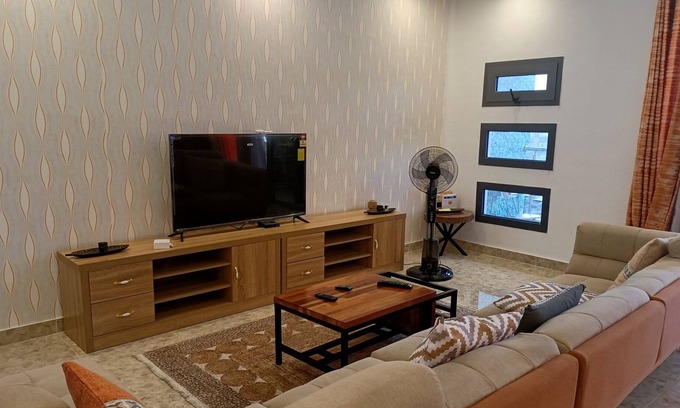 Cocody Apartamento | Spacious airy and comfortable one bedroom apartment