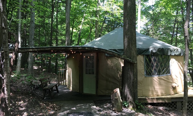 Trumansburg Cabina | ¡La yurta espaciosa y aireada es deliciosa para glamping con comodidad!