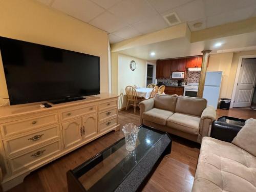 Chestermere Apartamento | Spacious and beautiful lower Apartment