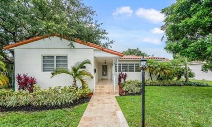 Miami Shores Casa | Espacioso y luminoso Miami Shores Home con patio tropical