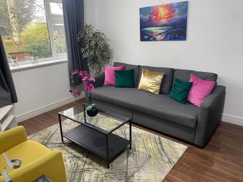 Hinckley Apartamento | Spacious and Bright 2 Bedroom Ground Floor Apartment 5 min walk from town centre with Free Parking Business and Leisure by Jesswood Properties