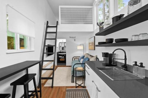 Holly Apartamento | Spacious and Bright with Deck Walkable to 6th St