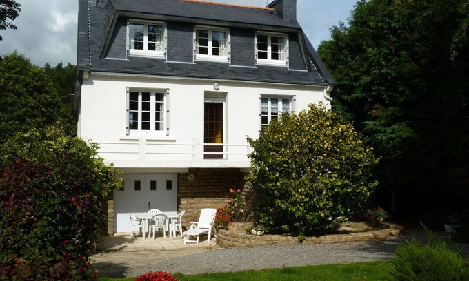 Concarneau Casa | Casa espaciosa y confortable en un jardín maduro. Wifi
