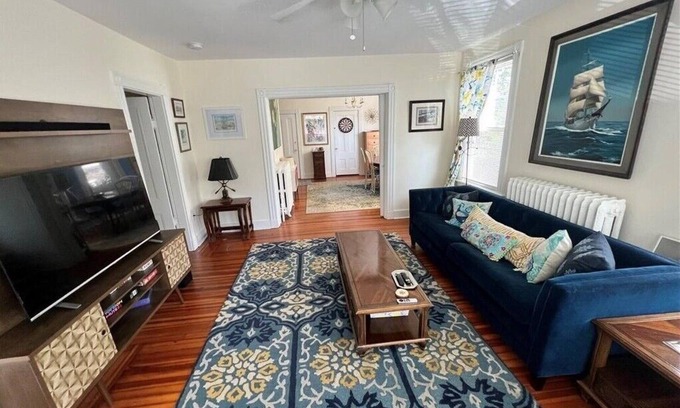 Off Broadway Casa | Spacious and comfy, walk to Broadway or downtown, 2 min to beach, parking