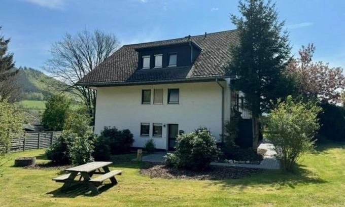 Elkeringhausen Apartamento | Spacious and cozy apartment in Winterberg-Elkeringhuizen, balcony and large garden