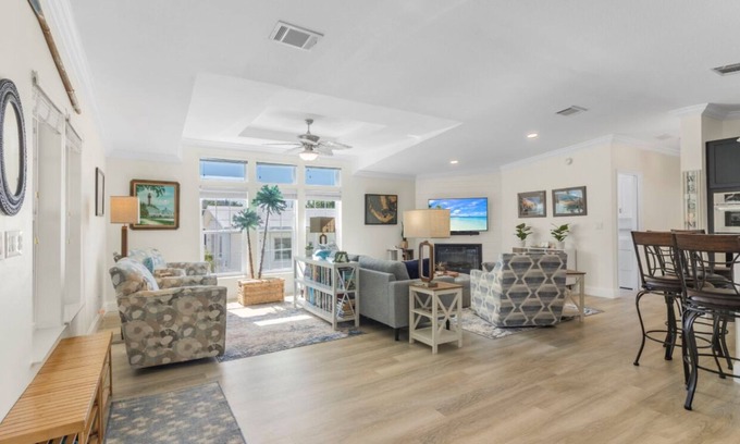 Truckland Casa | Spacious and cozy! 3 min from beaches, Prime location with shopping & dining!