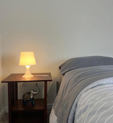 Thorold Casa | Spacious and Cozy Private Room in a Family Home- 2MIN to highway 15MIN to Niagara Falls& US Border