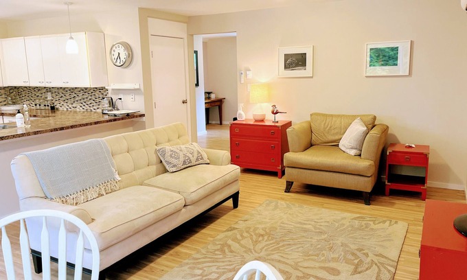 Central Saanich Casa | Spacious and cozy suite, ideal for your Island getaway.