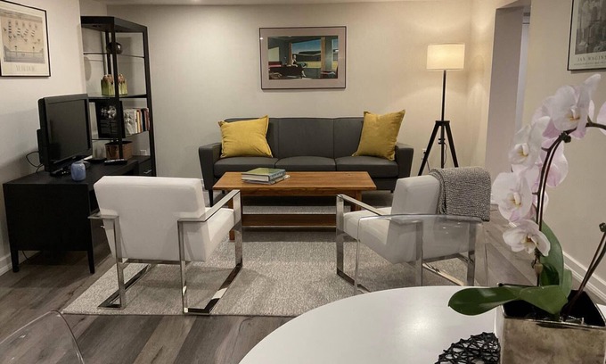 Midtown Toronto Apartamento | Spacious and elegant lower unit in stunning Casa Loma neighbourhood