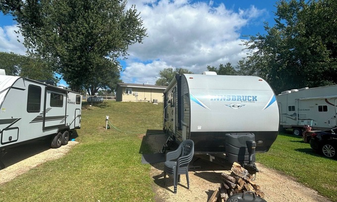 Fountain City Casa | Spacious and full stocked RV on the Mississippi River