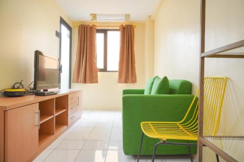 Kebagusan Apartamento | Spacious and Homey 2BR at Kebagusan City Apartment By Travelio