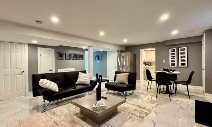 Erin Mills Apartamento | Spacious and Luxurious 2BR Suite with Huge Windows