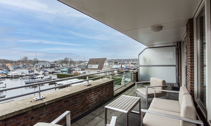 Merenwijk Apartamento | Amplio y lujoso apartamento en el primer piso con balcón en Kaag (11).
