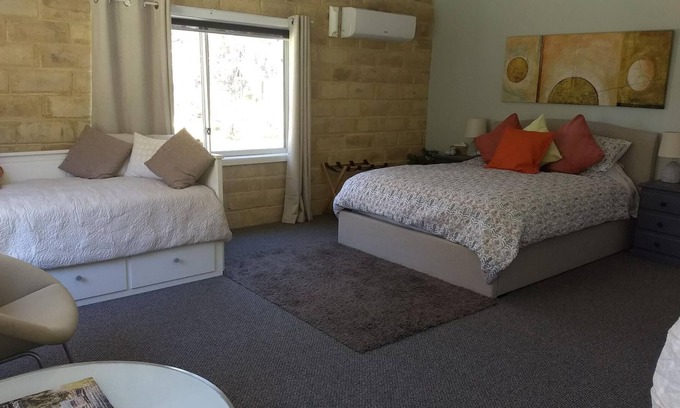 Sutton Forest Cama Y Desayuno | Spacious and modern room w ensuite (pet friendly)