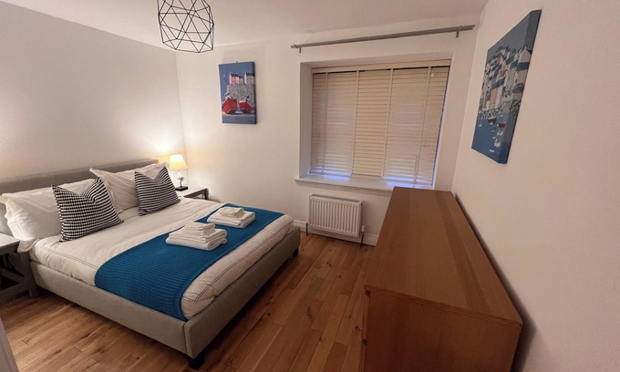 North West Apartamento | Spacious and Modern 3 Bedroom 1 Bathroom Apartment Near Art School, City Centre