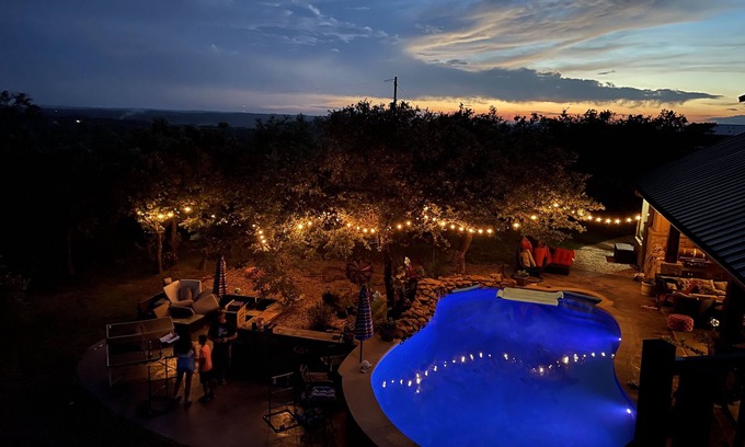 Dripping Springs Casa | Spacious and private 5-bedroom house in Dripping Springs with pool, steam, views