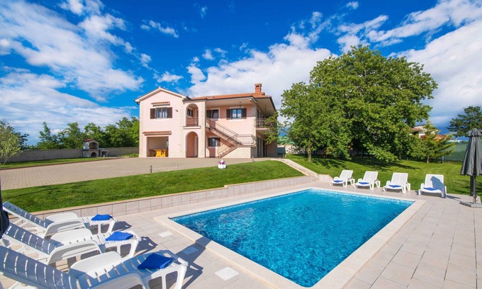 Zabrezani Villa | Espaciosa y privada villa de la piscina, Wifi, vallado
