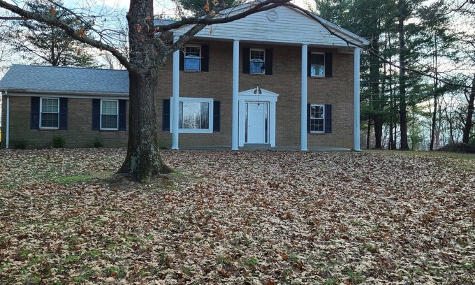 Petersburg Casa | Spacious and private home. Located 2 miles from the Creation Museum. Sleeps 14.