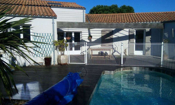 Angoulins Casa | Casa espaciosa y tranquila con piscina climatizada en Angoulins