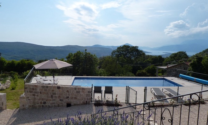 Radanovici Casa | Casa de piedra espaciosa y recientemente renovada con piscina y vistas impresionantes.
