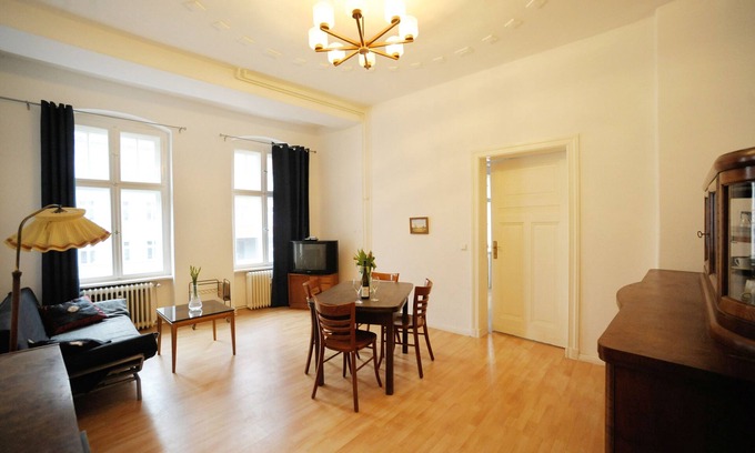 Gesundbrunnen Apartamento | Amplio edificio antiguo renovado, con un baño rediseñado y 2 balcones