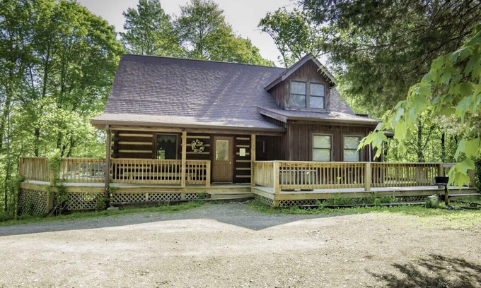 Helmsburg Cabina | Casa de troncos espaciosa y aislada cerca del condado de Brown