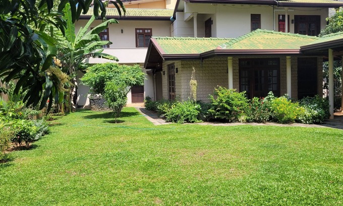 Wellawatte Casa | Spacious and Serene 5-bedroom Family Home with AC and WiFi in Colombo