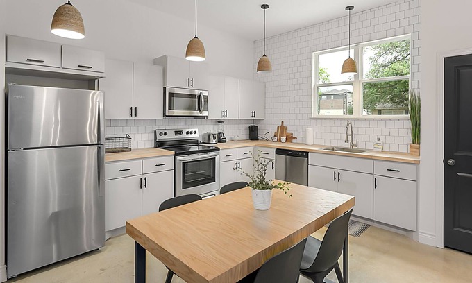 Downtown Apartamento | Spacious and Stunning Studio with Large Kitchen!