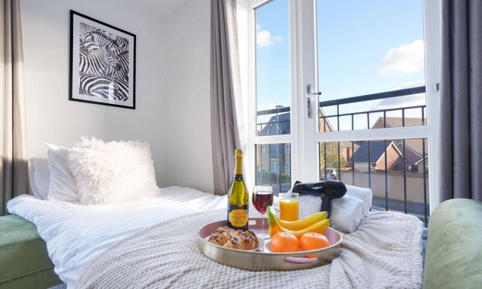 Milton Keynes Casa | Spacious and Stylish House - Sleeps up to 8 Guests
