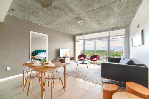 Midtown Apartamento | Spacious and Stylish Condo at Midtown w Top Amenities!