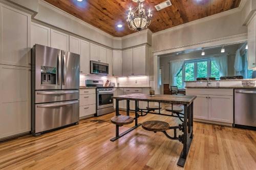Hot Springs Casa | Spacious and Updated 1920s HSNP Craftsmen Home